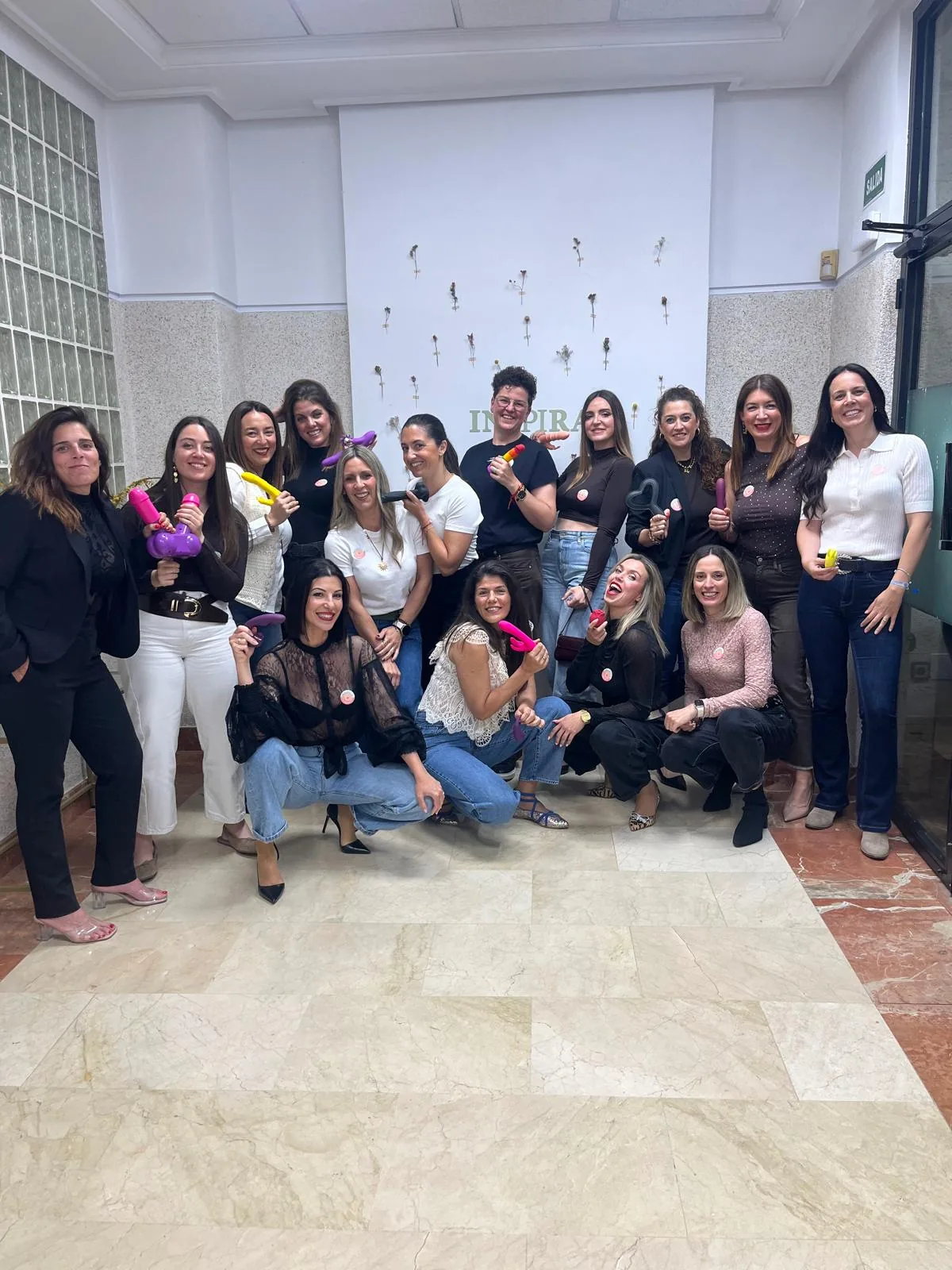 Grupo de mujeres sonriendo en un evento de la comunidad YoMeLoPasoTeta